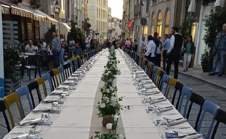 Nuoro, una lunghissima tavolata contro il cancro: cena di beneficenza sotto le stelle per l’AIRC