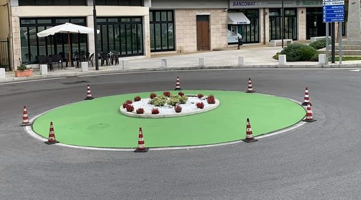 Piazza Goffredo Mameli, Lanusei: un gruppo di cittadini abbellisce la rotonda