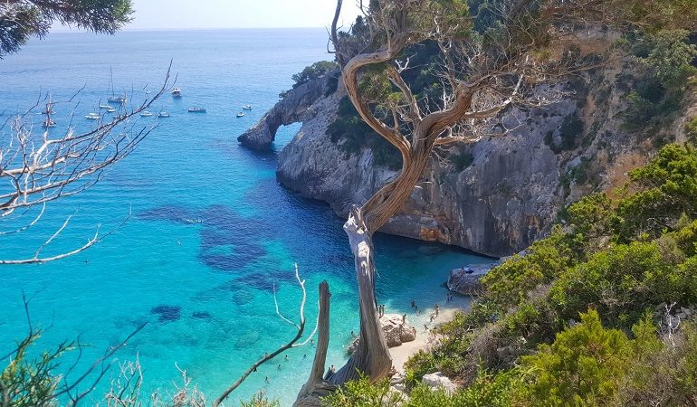 Baunei. Settembre, è tempo di Selvaggio Blu: “Uno dei trekking a tappe più affascinanti d’Europa”