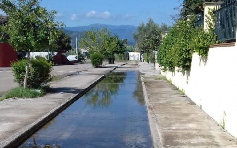 Tortolì, una grossa perdita d’acqua in via De Gasperi mette a rischio la pista ciclabile