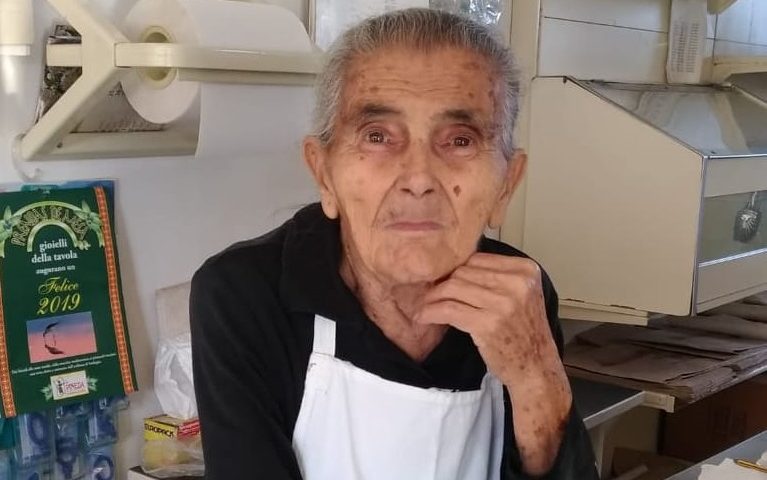 Tzia Palmina Albai, nel suo negozio di alimentari di Ilbono da più di 50 anni