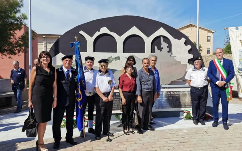 Gli Amministratori di Tortolì a La Maddalena in memoria di Serafino Sirigu, caduto nel ‘43