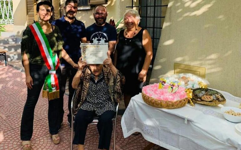 Bari Sardo festeggia la sua centenaria: 100 candeline per Tzia Ottorina Furini