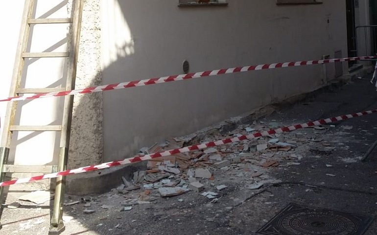 Tortolì, cadono calcinacci da un balcone: area transennata in via Tempio