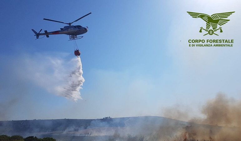Incendio a ovest della città di Nuoro, interviene elicottero