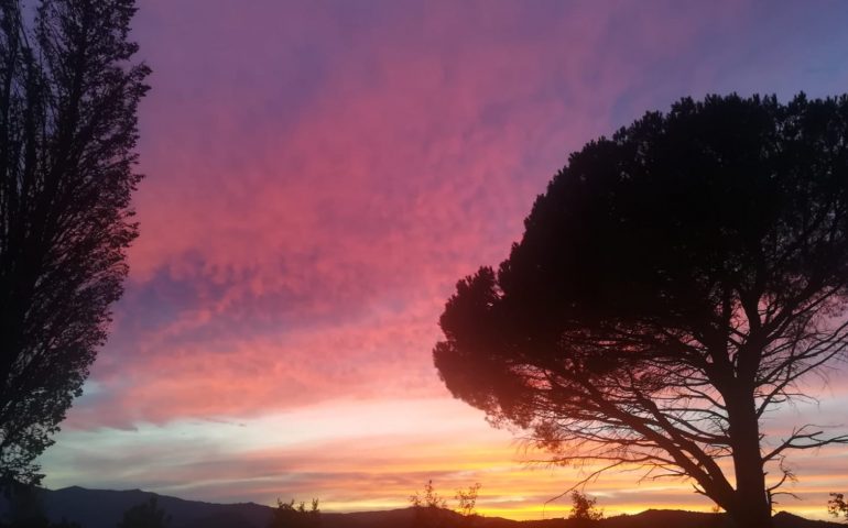 Le foto dei lettori. Tramonto infuocato visto da Baunei nello scatto di Alessia Murru