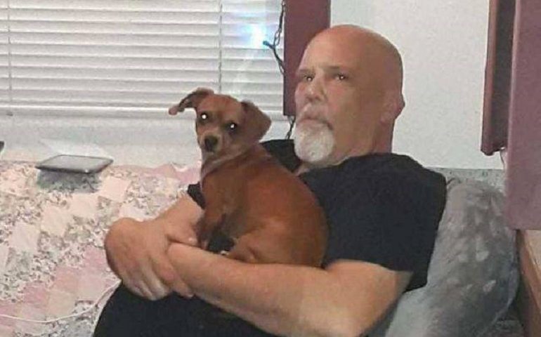 L’amore tra Benny, cane salvato da un uragano, e il suo padrone: insieme fino alla fine