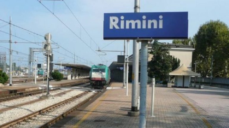 Lasciano per sbaglio il figlio di due anni sul treno, la disavventura finita (per fortuna) bene