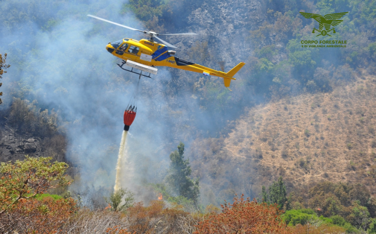 Bruciano le campagne di Tertenia: l’elicottero antincendio di San Cosimo al lavoro