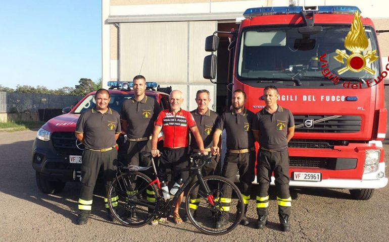 Ieri a Tortolì, oggi a Siniscola: il pompiere ciclista prosegue il giro della Sardegna