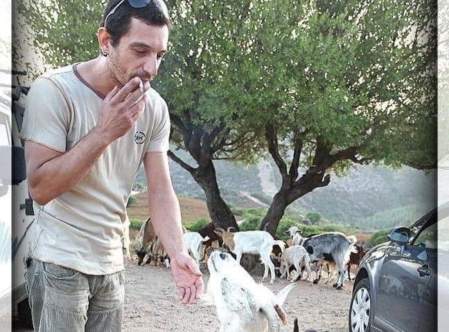 La foto: un pastore e la sua capra, uno scatto smentisce i luoghi comuni sugli allevatori sardi