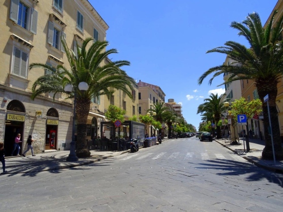 Sassari: minacce di morte per un bacio tra gay. Il Mos denuncia l’aggressione omofoba