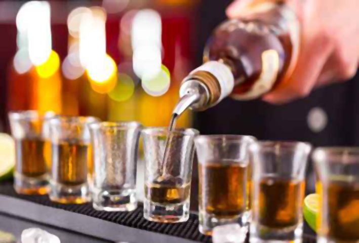 Vendita di alcolici ai minori: la Finanza denuncia il titolare di un bar di Nuoro