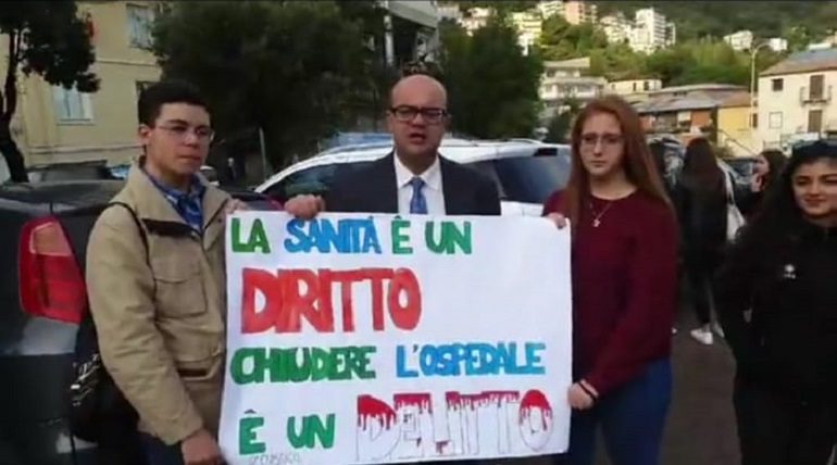 “La sanità è un diritto, chiudere l’ospedale è un delitto”. Parte la protesta a Lanusei, tutta la popolazione attesa