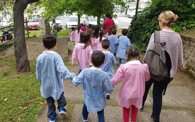 “Passu passu cun recreu”: Arzana, grazie al Servizio Civile i bimbi andranno scuola a piedi come accadeva un tempo