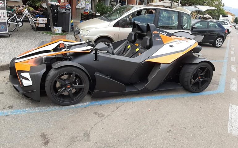 La fotonotizia. Una KTM X-BOW Pankl sfreccia per Tortolì: amanti delle auto sportive in visibilio