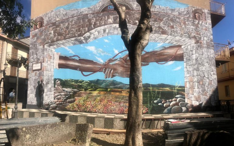 Donazione e solidarietà. A Villagrande campeggia il nuovo murale di Franco Mascia