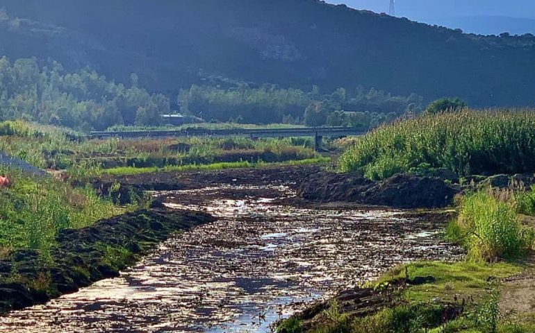 Rio Foddeddu, tratto a nord tra il ponte e la vecchia statale 125: quasi finiti i lavori di pulizia