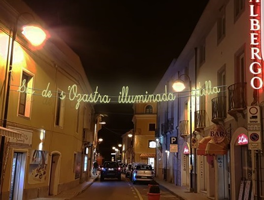 “M’illumino di poesia”. Il progetto della Pro Loco di Tortolì per il Natale ( e non solo): adotta le luminarie anche tu!