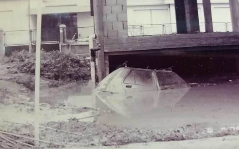 La fotonotizia. Esondazione del Rio Foddeddu, un’auto affonda nel mare di acqua e detriti