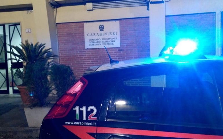 Fermata a un posto di blocco, si avventa su un carabiniere. Donna con decreto di espulsione arrestata a Siniscola