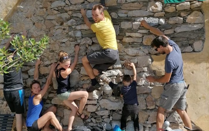 I climbers di Ulassai campioni di civiltà: alla fine delle vacanze raccolgono i rifiuti degli altri