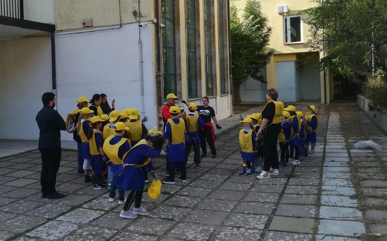 Puliscono piazze, scuole e parchi. Gli studenti di Urzulei al lavoro con Legambiente