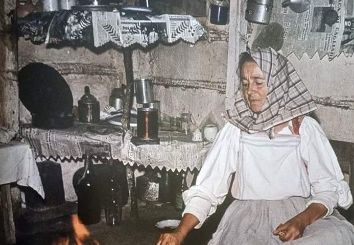La Sardegna che non c’è più: Cabras 1956, fogli di giornale ritagliati con cura per arredare
