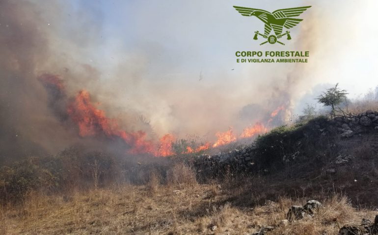 La Sardegna che (ancora) brucia: un elicottero in azione a Norbello