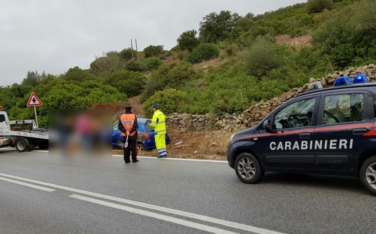 25enne perde il controllo dell’auto in curva e finisce in una cunetta della SS 129. Intervengono i carabinieri