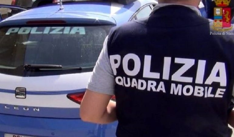Cagliari, abusi sessuali su un minorenne: baby sitter 60enne in manette