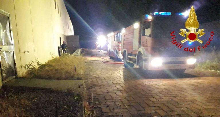 Bolotana, nell’area industriale in fiamme un capannone sotto sequestro. Indagano i carabinieri