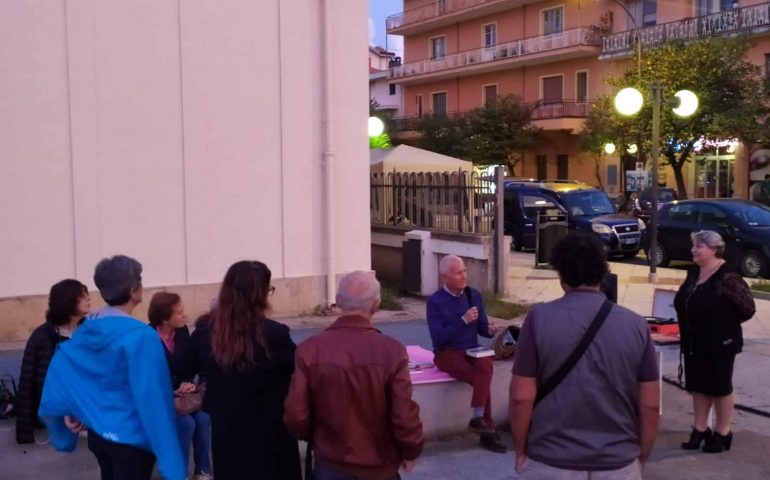 “Porta un libro in piazza”: scambio di libri, pensieri e letture ieri a Tortolì