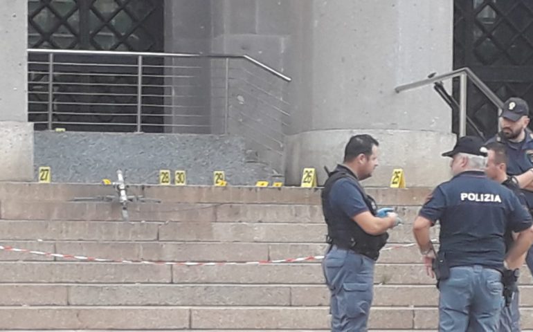 (VIDEO E FOTO) Cagliari: allarme bomba al Tribunale, artificieri fanno brillare presunto ordigno