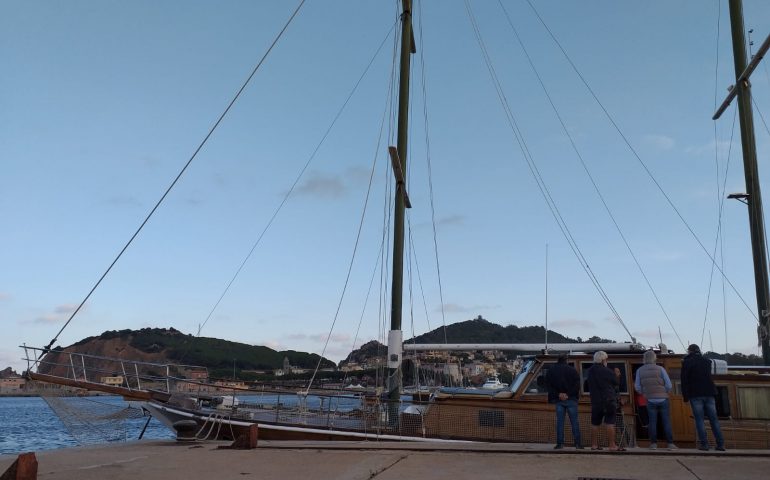 Rischio di affondamento nella notte, la Lady Rose trainata da un peschereccio nel porto di Arbatax