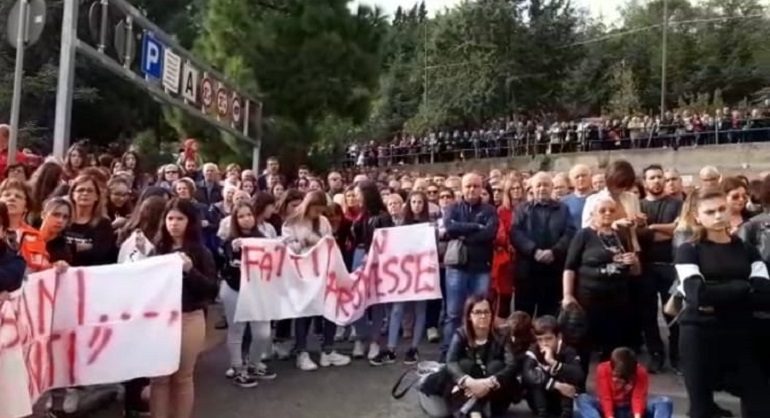 (VIDEO) Migliaia di persone in protesta a Lanusei. “Ogliastra, svegliati! L’ospedale è tuo”