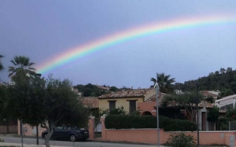 Le foto dei lettori. Meraviglia a Porto Frailis: il cielo colorato da un bellissimo arcobaleno