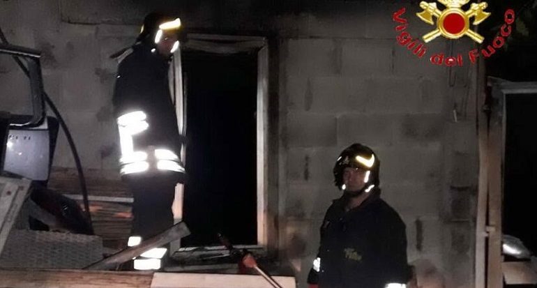 Elini, fiamme in un casolare. Si indaga sulle cause dell’incendio