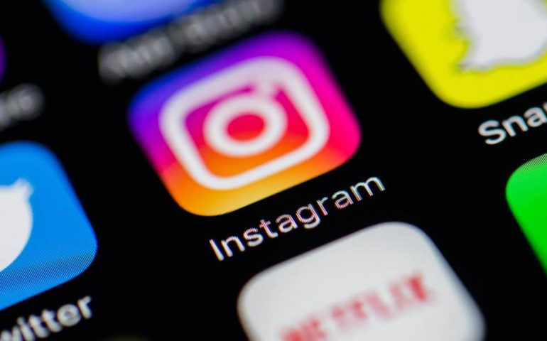 Adesca ragazzine minorenni su Instagram e si fa inviare foto intime: denunciato un 36enne
