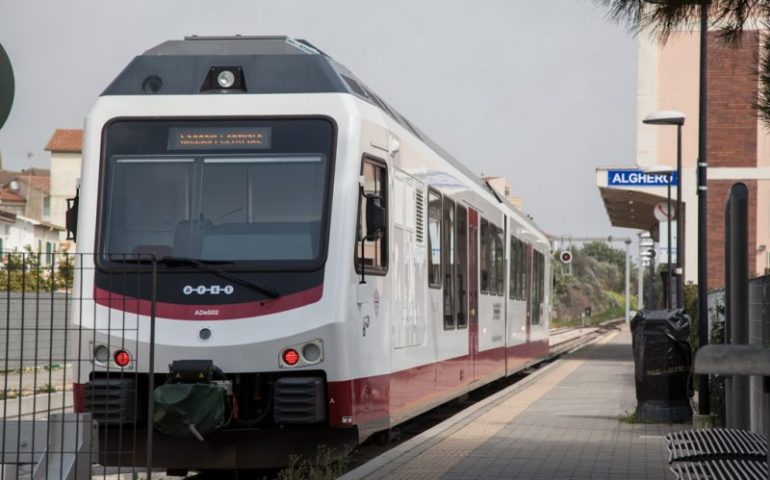 Alghero, auto contro treno al passaggio a livello. Arst: “Nessun ferito, sistema efficiente”