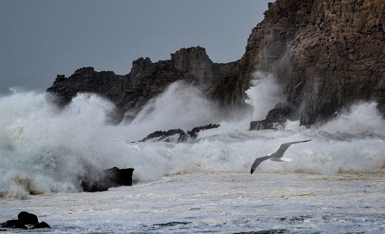 Maltempo senza fine in Sardegna: un vortice ciclonico sta portando vento forte e mareggiate