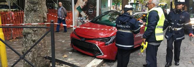 79enne perde il controllo dell’auto e travolge mamma e figlie alla fermata del bus. Accade a Roma