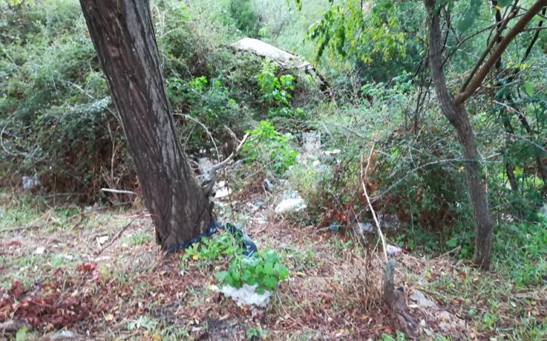 (FOTO) Fontana sulla strada tra Tertenia e Perdasdefogu, ancora rifiuti. Anpana Nuoro-Ogliastra: «Atti di inciviltà»