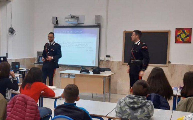 Bullismo e droga. I carabinieri incontrano gli studenti di Ovodda per parlarne