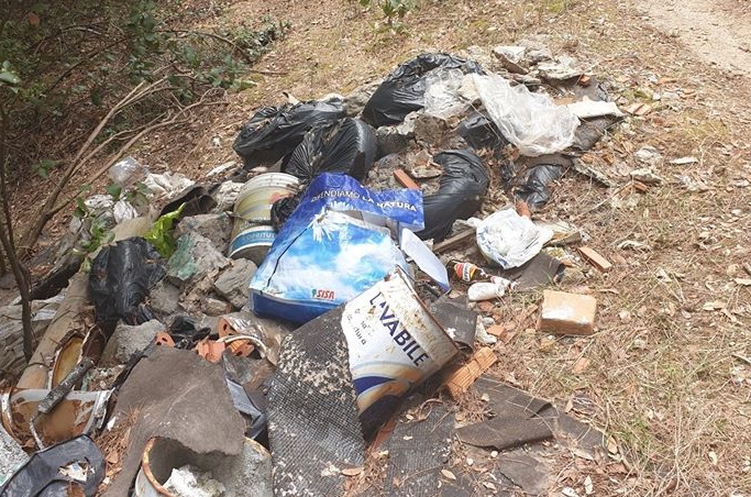 (FOTO) Nuoro, cartoline di inciviltà dal Monte Ortobene, trattato come discarica a cielo aperto