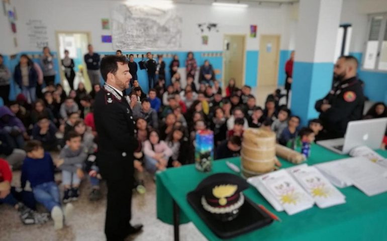 Come si usano i fuochi d’artificio? Nuoro, carabinieri artificieri a scuola per spiegarlo ai ragazzi prima di Capodanno