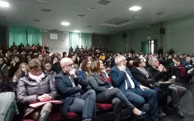 La fotonotizia. L’aula magna dell’ITI gremita per dire NO alla violenza sulle donne