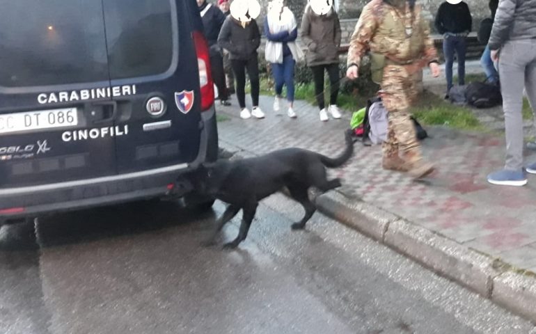 Nuoro, controlli anti droga nelle scuole. Quattro giovani nei guai