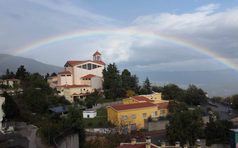 Le foto dei lettori. L’arcobaleno abbraccia il santuario di Lanusei dopo la pioggia