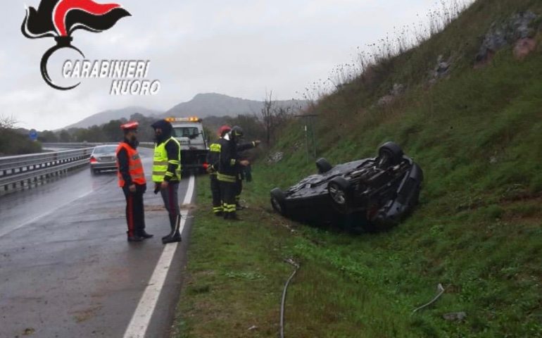 Oniferi, sbanda a causa della pioggia e si schianta fuori strada. 38enne in ospedale